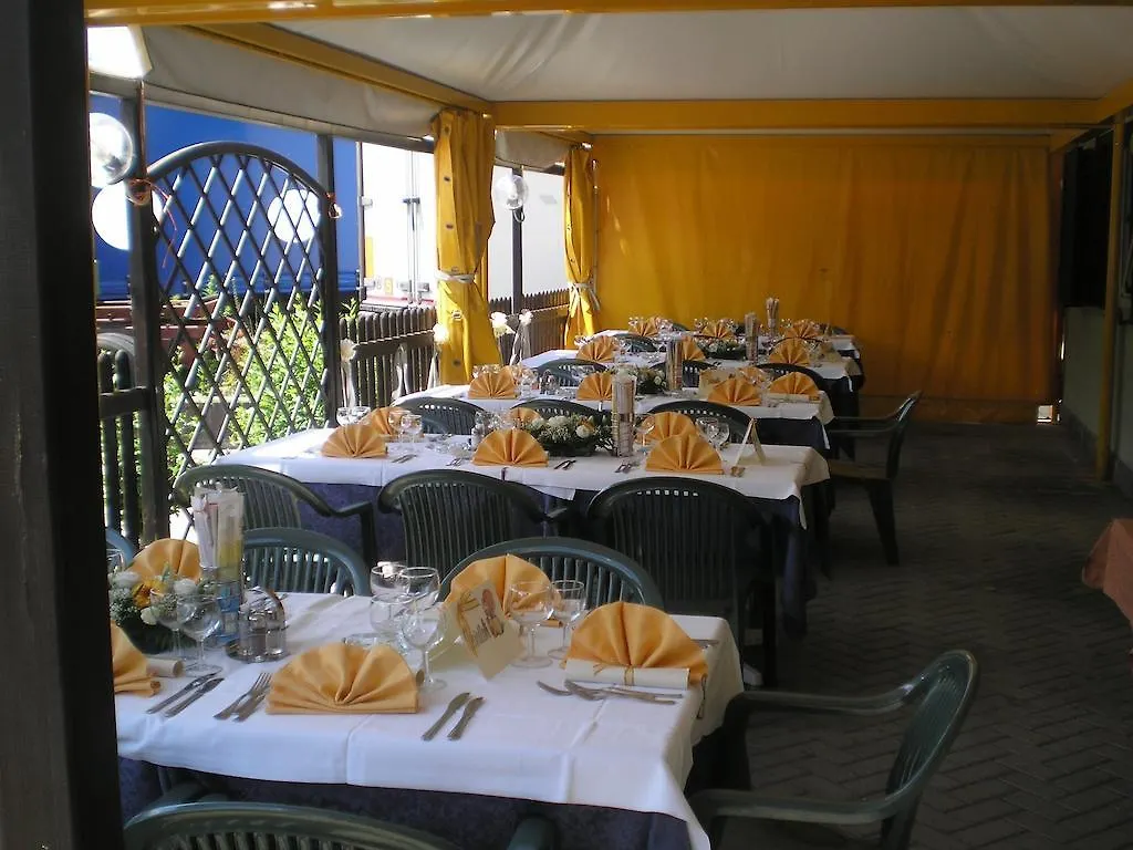 Albergo Ristorante Pizzeria Al Laghetto Chiuro 0*,